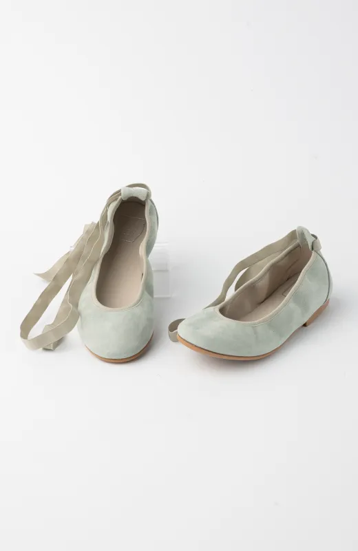 Zapatos niña tipo bailarina de ante verde con sujeción con cintas al tobillo