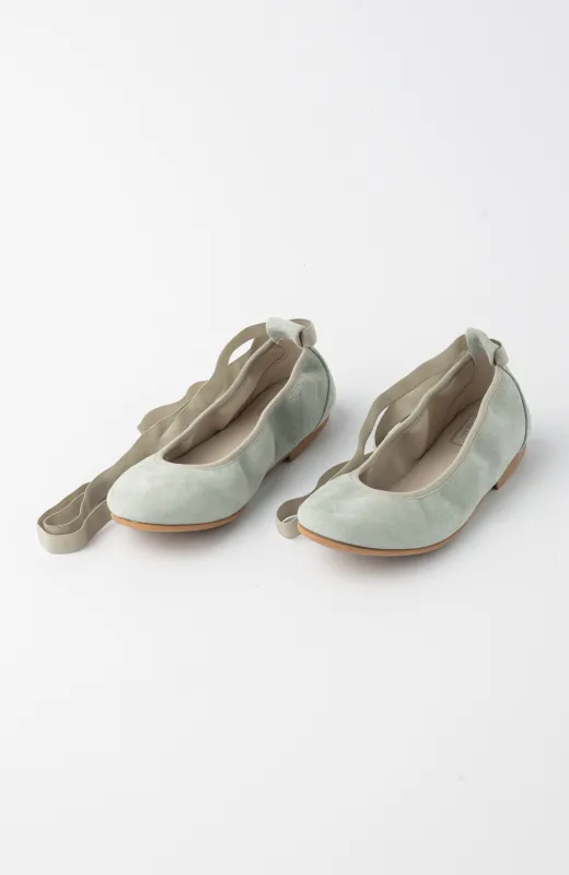 Zapatos niña tipo bailarina de ante verde, ideales para ceremonias de Arras y de Comunión