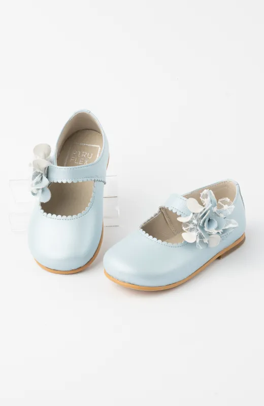 Zapatos niña vestir con flor celeste , con flor de pétalos de piel