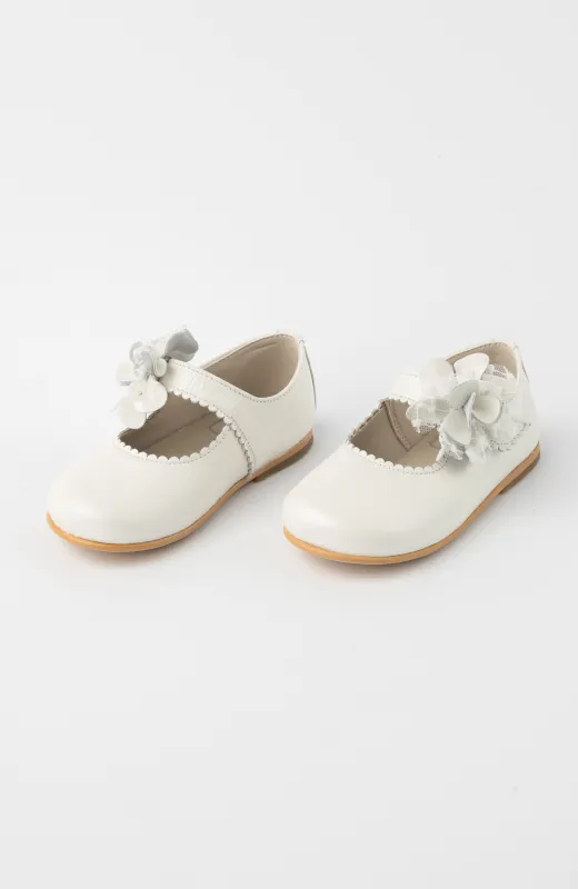 Zapatos niña vestir con flor crudo, ideal para ceremonia de Arras o de Bautizo
