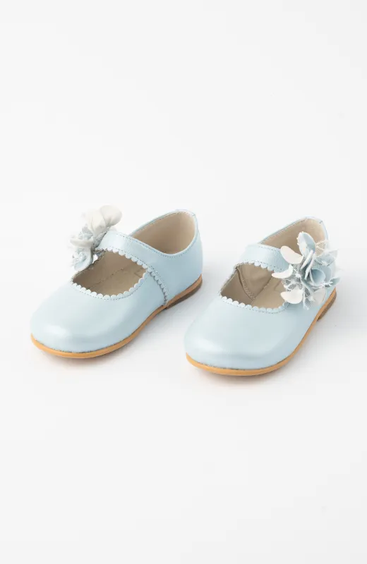 Zapatos niña vestir con flor celeste, ideales para ceremonias de Bautizo y Arras