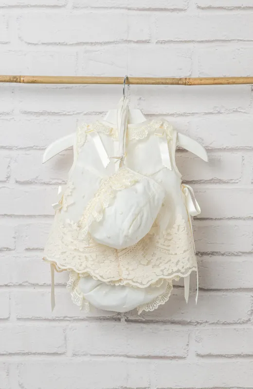 Vestido Bautizo con braguita y capota, en color crudo, bordado