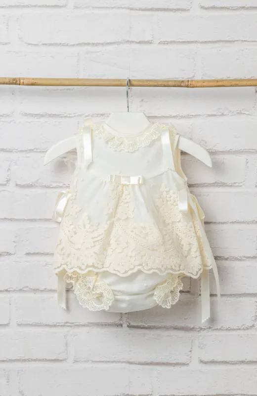 Inspirado en su dulzura Vestido Bautizo con braguita y capota ideal para ceremonias de verano