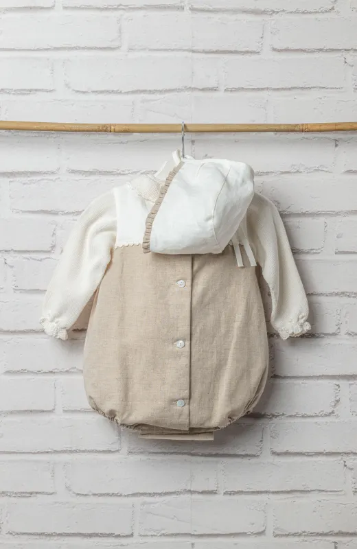 Pensado para su primera celebración elegante Ranita bebé de lino con capota tostado, para cualquier época del año