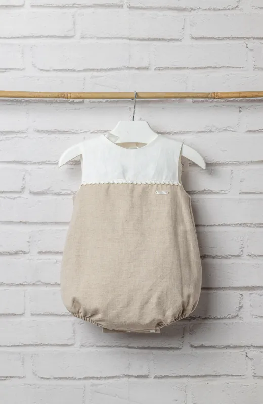 Protagonistas en silencio, pero inolvidables Ranita bebé de lino con capota tostado, ideal para Bautizo