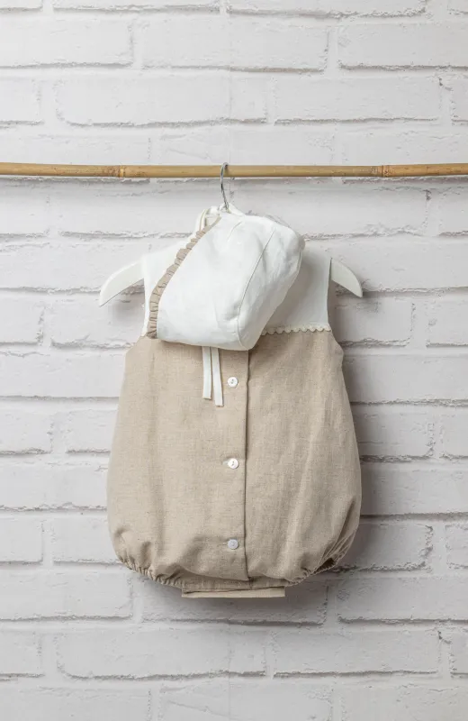 Cuidar los detalles empieza por ellos Ranita bebé de lino con capota tostado, para ceremonia infantil y vestir