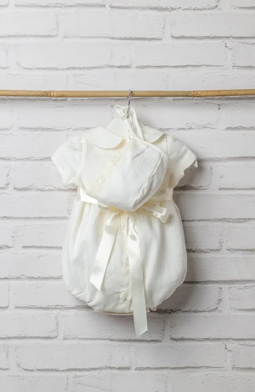 Elegancia que emociona a padres y abuelos Ranita de Bautizo lino crudo manga corta