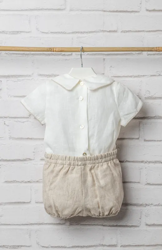 Traje lino bebe ceremonia tostado, con camisa de cuello bebé y ribetes y pantalón corto bombacho