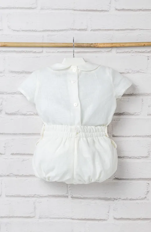 Para esa foto familiar que enmarcarás Traje Bautizo niño lino con cuello bebé color crudo, abrochada la camisa por detrás