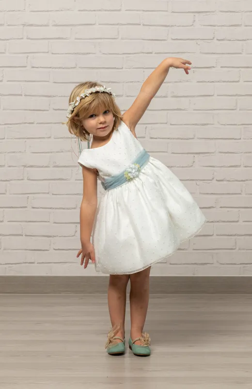 Una celebración vestida de infancia Vestido niña Arras plumeti fajín verde con corona a juego y zapatos al tono