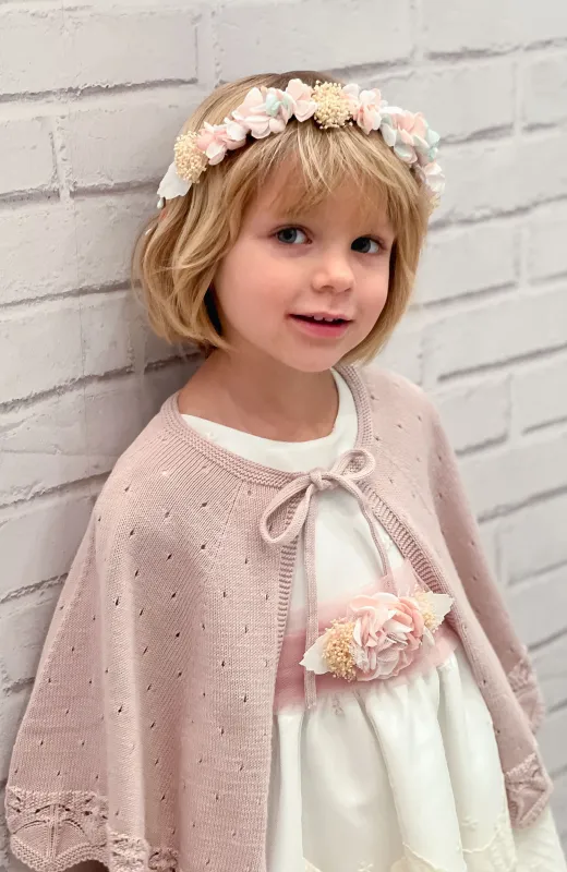 Vestido niña Arras con fajín rosa y detalle floral con capa de lino al tono