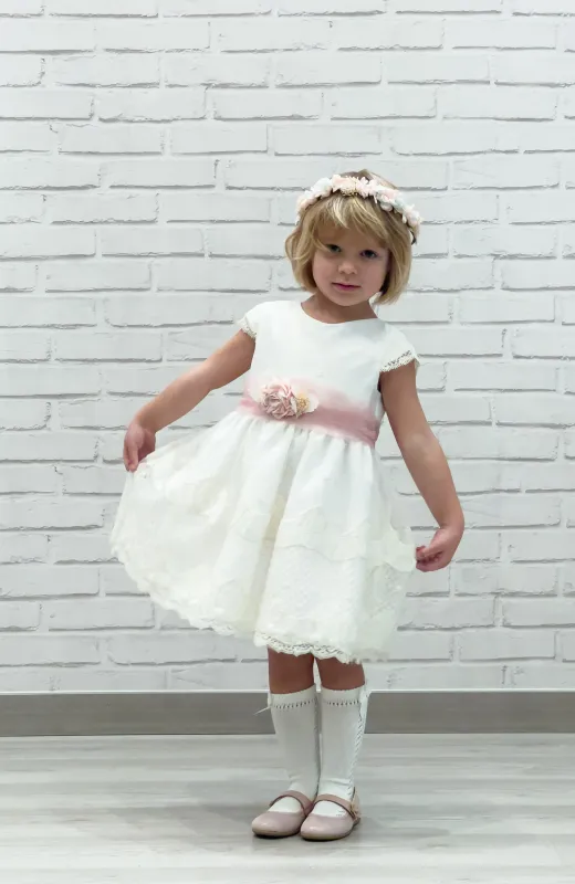 Vestido niña Arras con fajín rosa y detalle floral, sin manga y con falda de vuelo