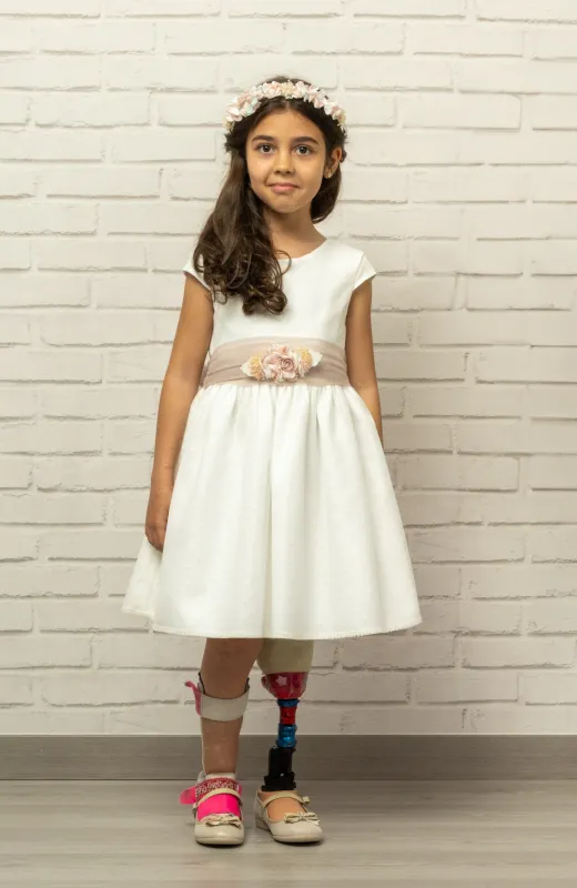Vestido niña Arras fajín camel con detalle floral ideal para ceremonias infantiles