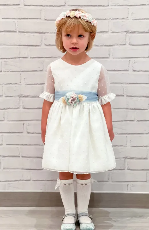 Vestido niña Arras de plumeti con manga francesa y fajín azul , con falda fruncida