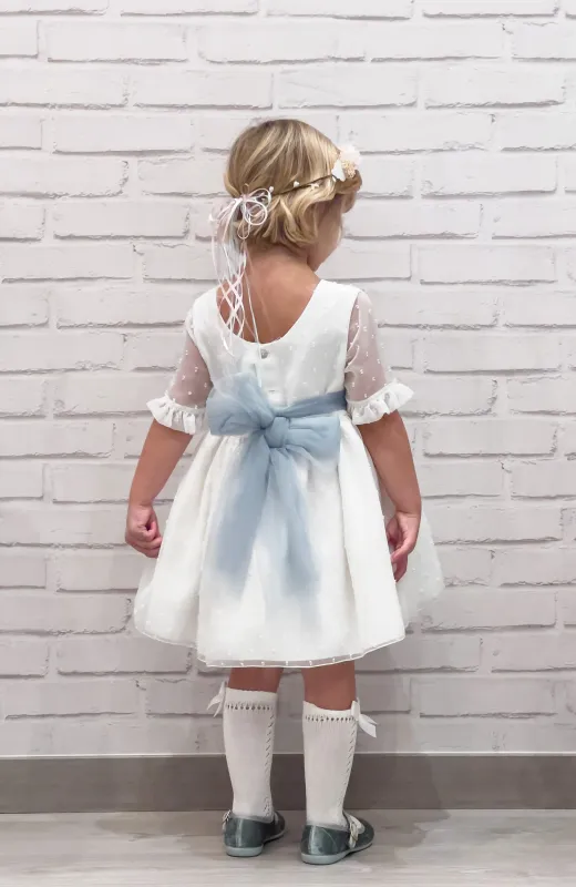 Vestido niña Arras de plumeti con manga francesa y fajín azul , y escote redondo en espalda
