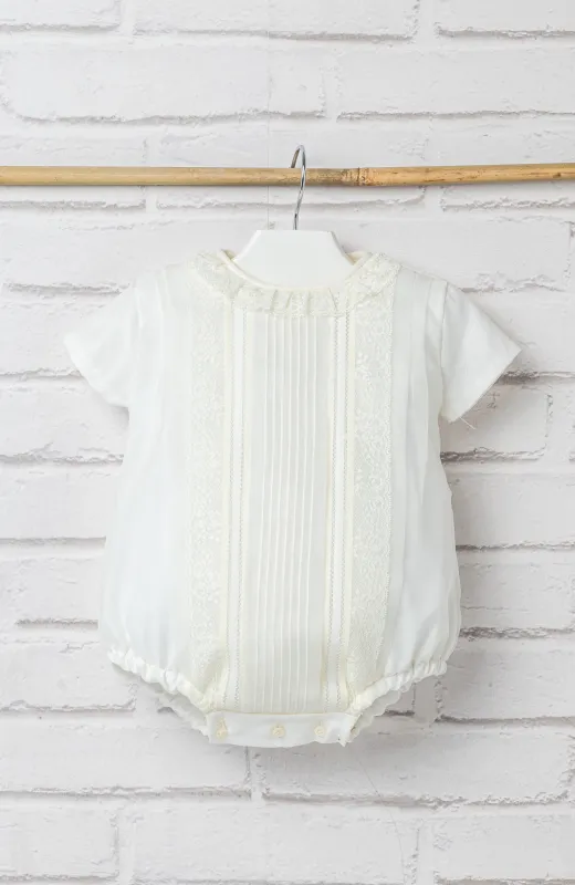 Ranita Bautizo clásica jaretas cuello bebé color crudo, ideal para ceremonia infantil