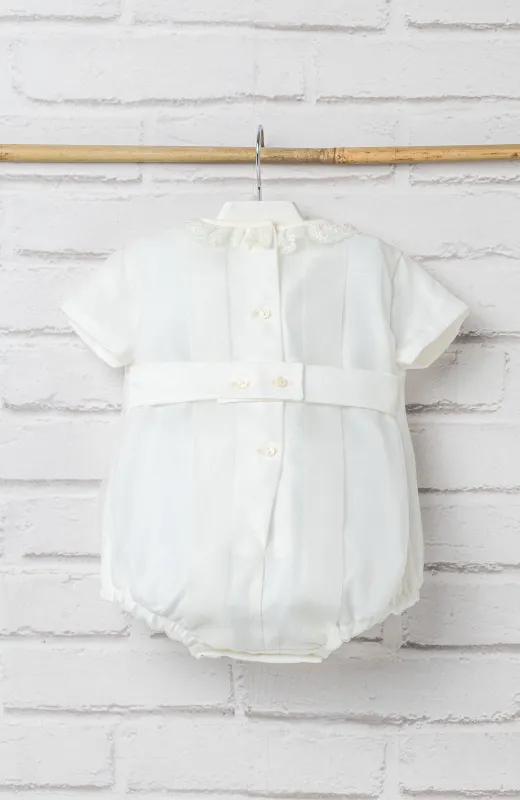 Ranita de Ceremonia bebé Diego Ranita Bautizo clásica jaretas cuello bebé color crudo, entera con trabilla atrás para ajustar