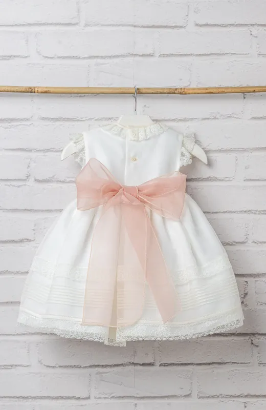 Bautizo con esencia atemporal Vestido Bautizo niña bebé con fajín rosa , con lazada en espalda