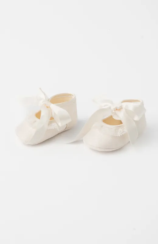 Amor en forma de zapato Zapatos de raso sin suela para bebé con puntilla crudo