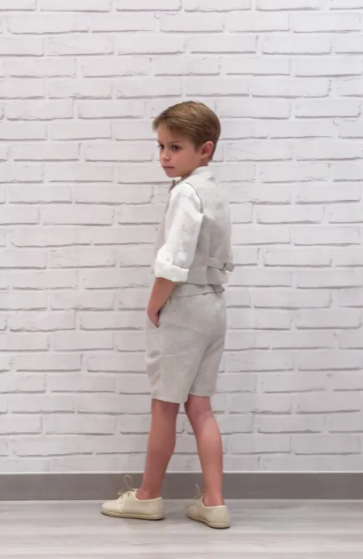 Porque también él es parte de la magia Traje de lino para niño de Arras tostado, con chaleco y pajarita al tono