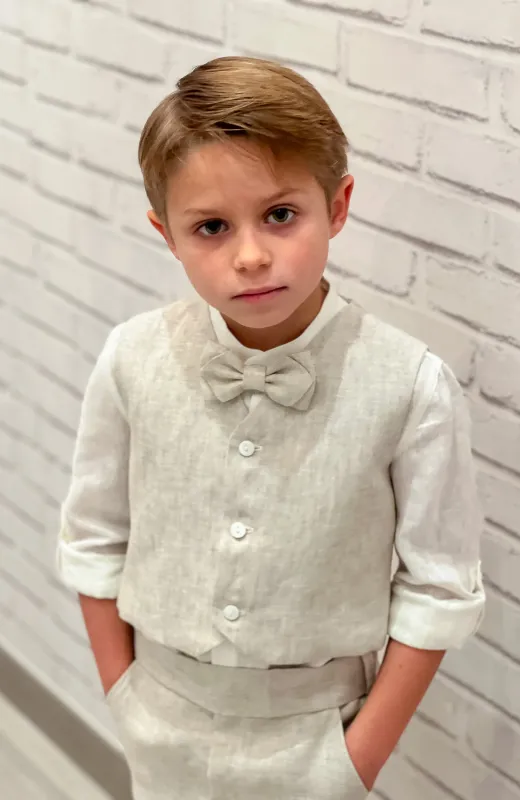 Solo los detalles hacen grande su papel Traje de lino para niño de Arras tostado, a juego con vestido hermana