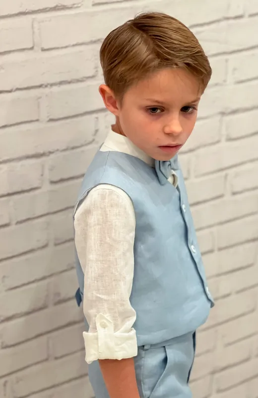 Un pequeño protagonista con mucho estilo Traje de lino para niño de Arras celeste, con camisa mao de mangas regulables