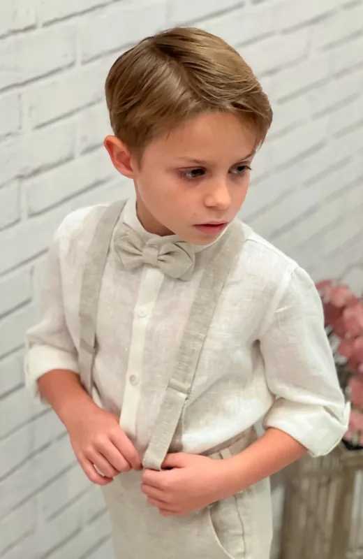 Así se viste quien acompaña con amor Traje elegante niño lino color tostado con pajarita y tirantes a juego