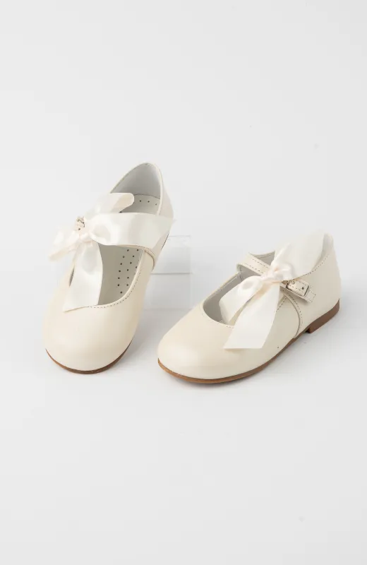 Zapato niña ceremonia infantil lazo raso en color crudo, ideal para Bautizo