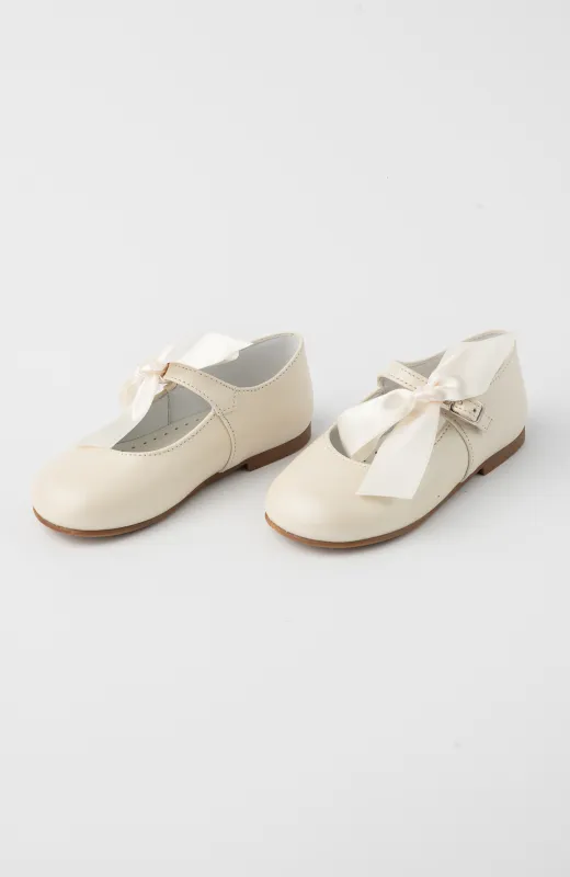 Zapato niña ceremonia infantil lazo raso en color crudo, elegante para fiestas infantiles