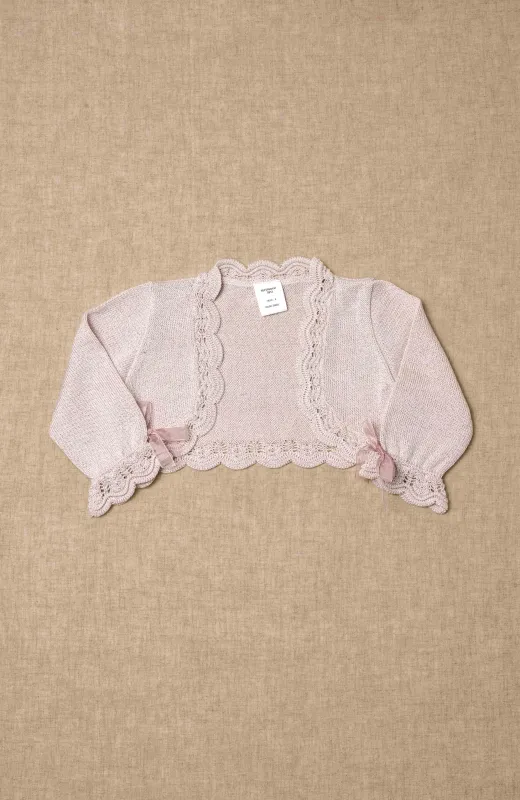 Chaqueta de ceremonia rosa metalizado para niña con detalle de ondas en el bajo y lacitos de organza,ideal para ceremonia infantil.