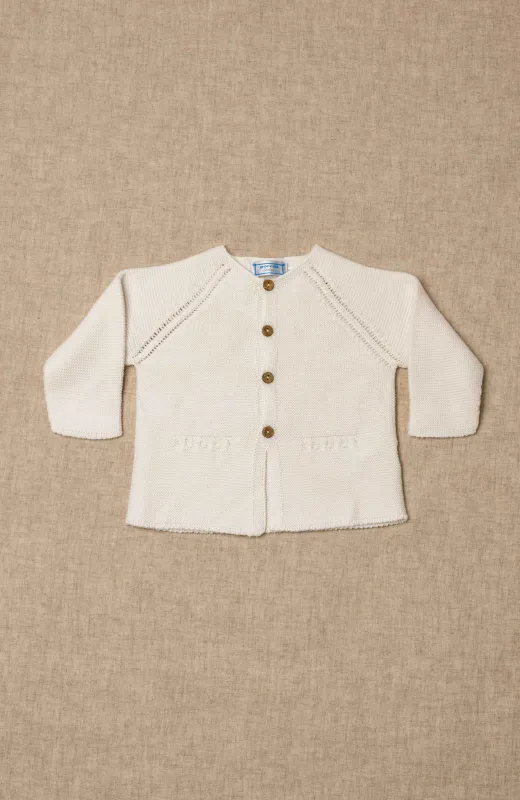 Así se viste la ternura Chaqueta niño punto bobo abotonada color crudo, ideal para ceremonias infantiles como Bautizo