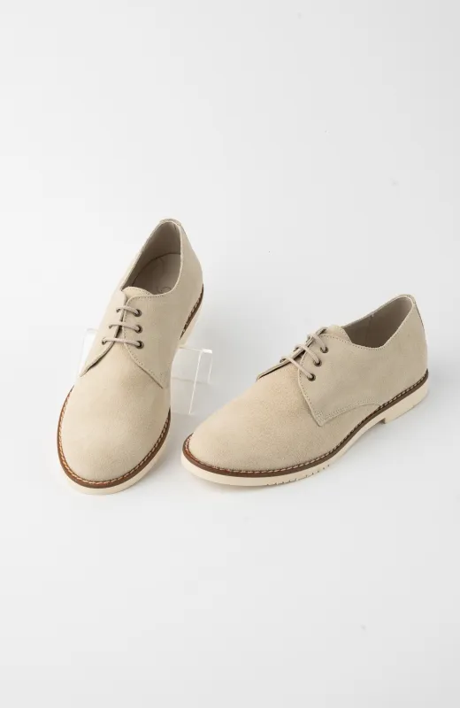 Zapatos de niño para vestir de ante tostado, ideales para llevarlos con trajes formales o informales