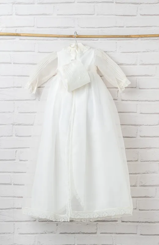 Elegancia que abraza su piel Faldón de Bautizo con capota clásico color crudo