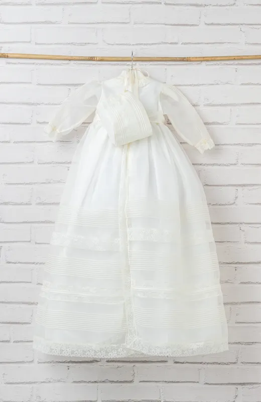 Pequeño gran protagonista Faldón de Bautizo con capota clásico color crudo Lubián, ideal para ceremonias