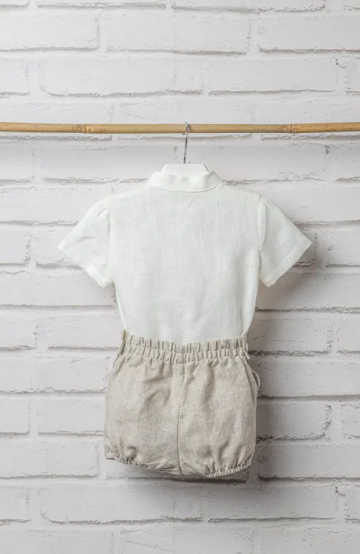 Cuidar los detalles empieza por ellos Traje lino niño bebé elegante tostado, con camisa de cuello mao y pantalón corto