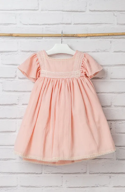 Encanto que se lleva con naturalidad Vestido niña romántico de talle alto rosa de bambula ideal para ceremonia infantil
