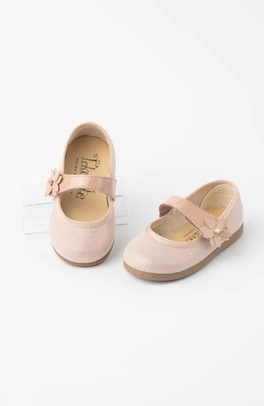 Zapatos de niña de vestir rosa con detalles acharolados, ideales para Bautizosy Arras