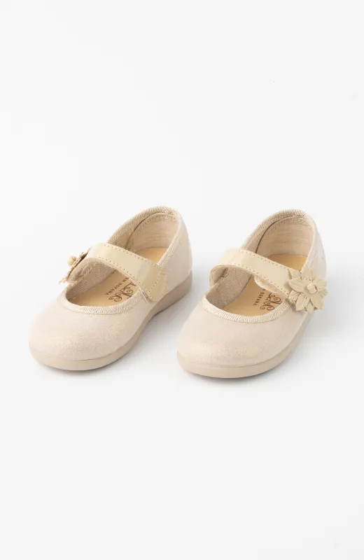 Zapatos de niña de vestir dorados con detalles acharolados , para ceremonias infantiles