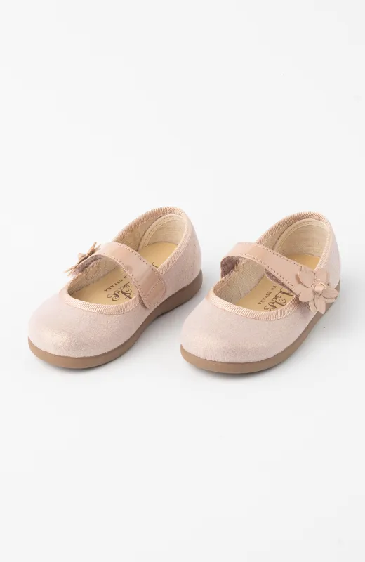 Zapatos de niña de vestir rosa con detalles acharolados, cómodos y respetuosos
