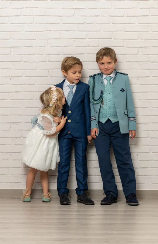 Así se viste una infancia inolvidable Traje de niño azul para ceremonias