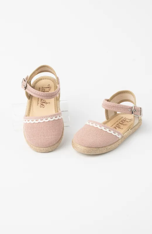 Valencianas de niña rosa con detalle de piculina , cómodas y elegantes para ceremonia infantil