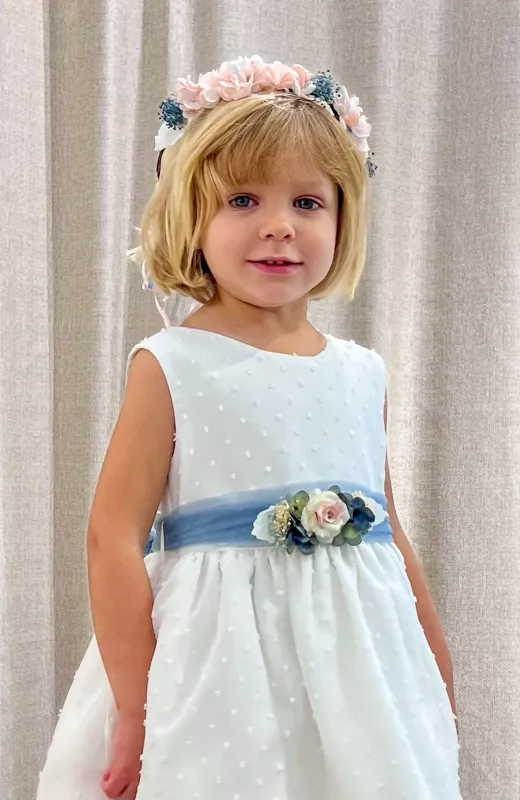 Vestido niña ceremonia plumeti fajín azul con corona a juego, ideal para Arras y ceremonia infantil