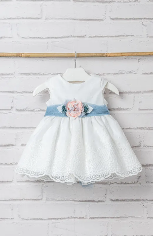 Un diseño para conservar Vestido Bautizo niña bordado fajín azul detalle floral, ideal para fiesta de cumpleaños del añito