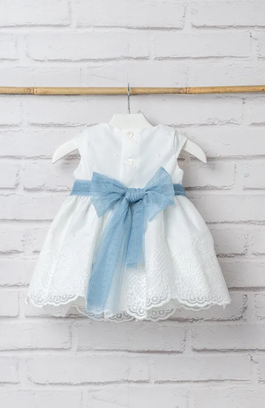 Su día especial, su vestido especial Vestido Bautizo niña bordado fajín azul detalle floral, lazada en espalda