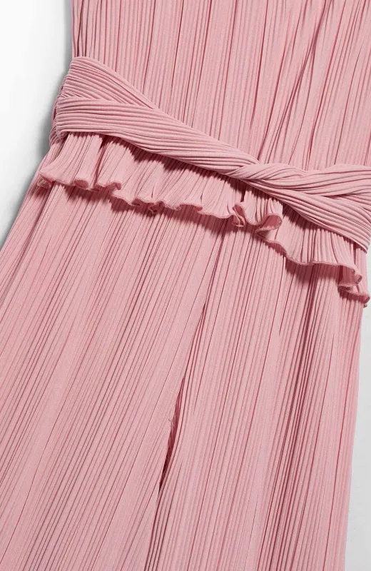 Estilo que la hace sonreír Mono niña plisado rosa de Abel and Lula, otra alternativa para traje de Comunión