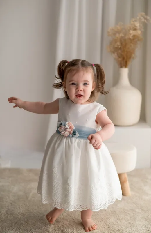 Un sí al estilo más tierno Vestido Bautizo niña bordado fajín azul detalle floral ideal para ceremonia infantil
