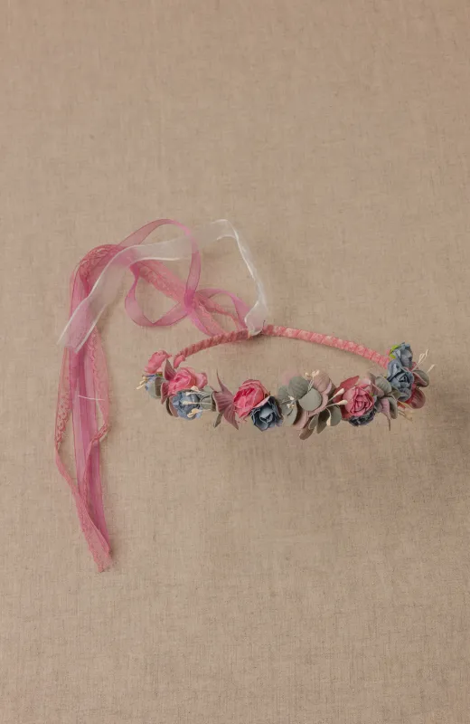 Corona niña ceremonia de suaves flores azules y rosas intercaladas, ideal para ceremonias infantiles como Comunión y Arras