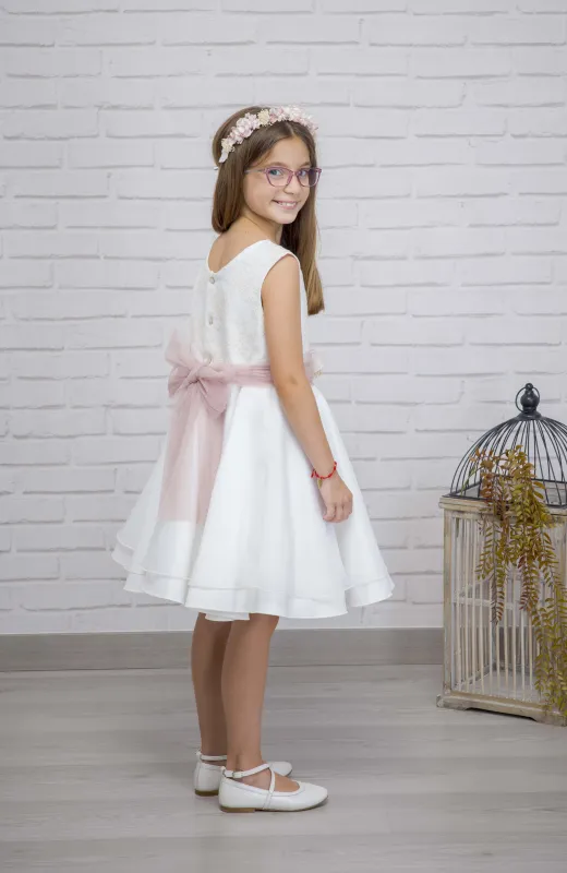 Un día inolvidable Vestido de Arras niña con fajín rosa empolvado y flores hechas a mano