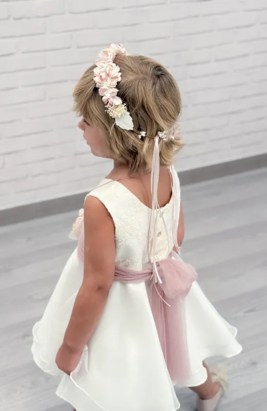 Sobriedad y elegancia para un día especial Vestido de Arras niña con fajín rosa empolvado y flores hechas a mano