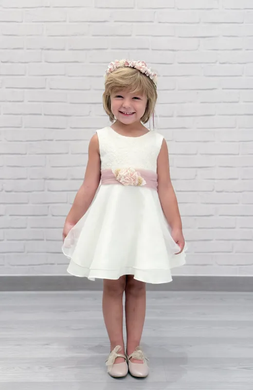 Emoción contenida por tanta belleza Vestido de Arras niña con fajín rosa empolvado y flores hechas a mano